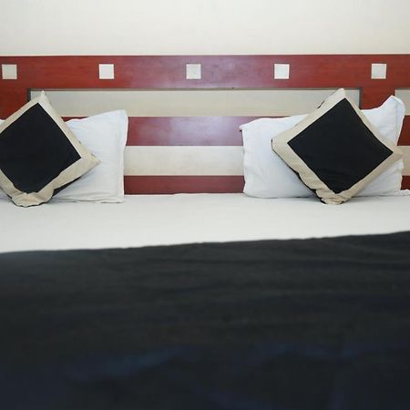 Hotel Nirmal Palace カーンプル エクステリア 写真