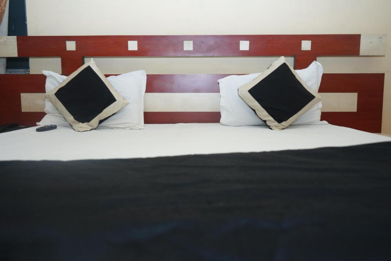 Hotel Nirmal Palace カーンプル エクステリア 写真